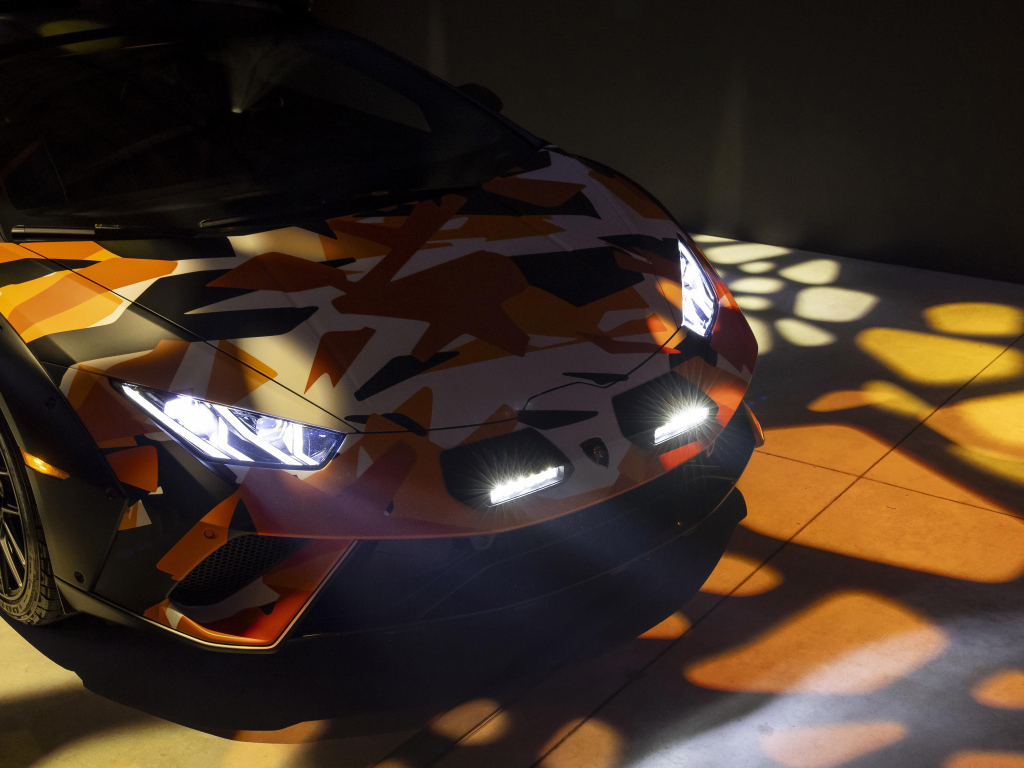 Автомобиль Lamborghini Huracán Sterrato All-Terrain Ad Personam 2024 года с включенными фарами