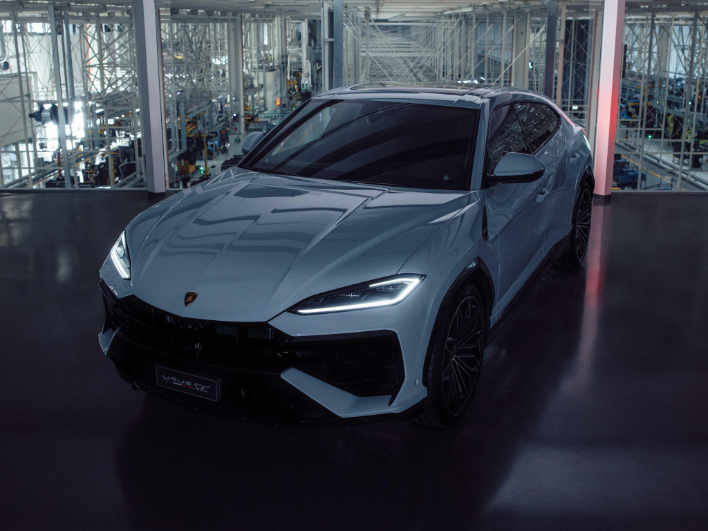Автомобиль Lamborghini Urus SE Plug-In Hybrid Super SUV 2024 года