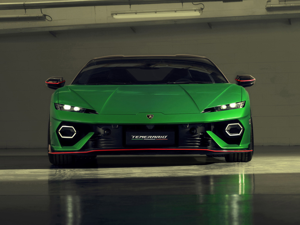 Вид спереди на зеленый спорткар Lamborghini Temerario Alleggerita