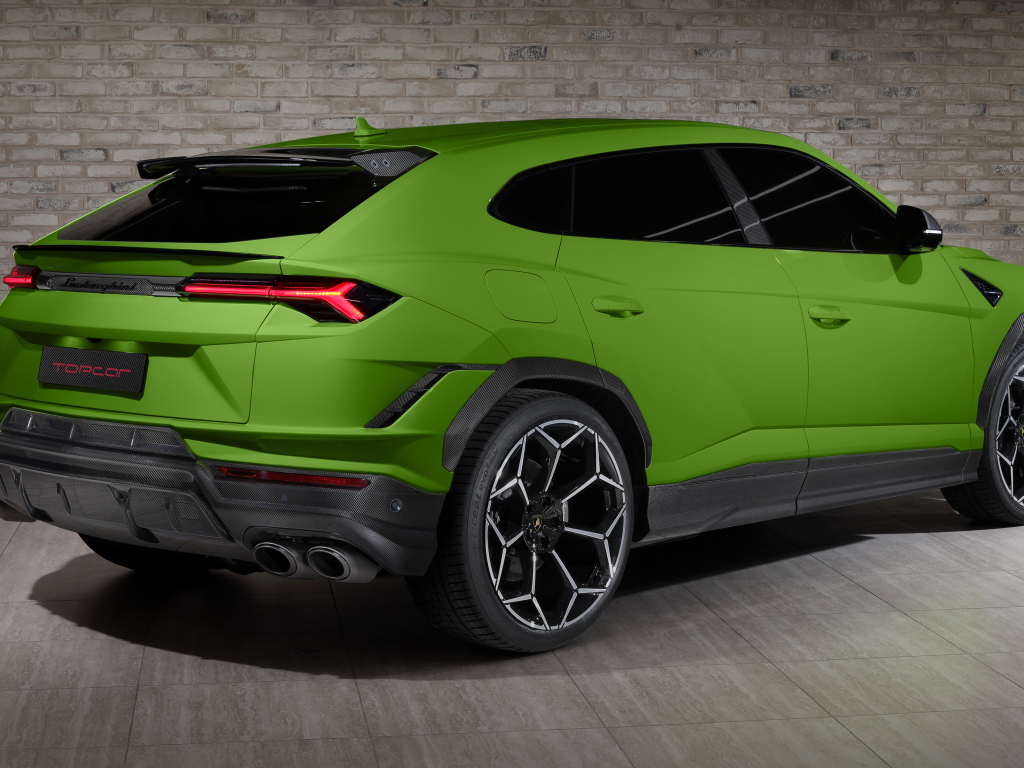 Зеленый автомобиль Lamborghini Urus Performante 2024  года вид сзади