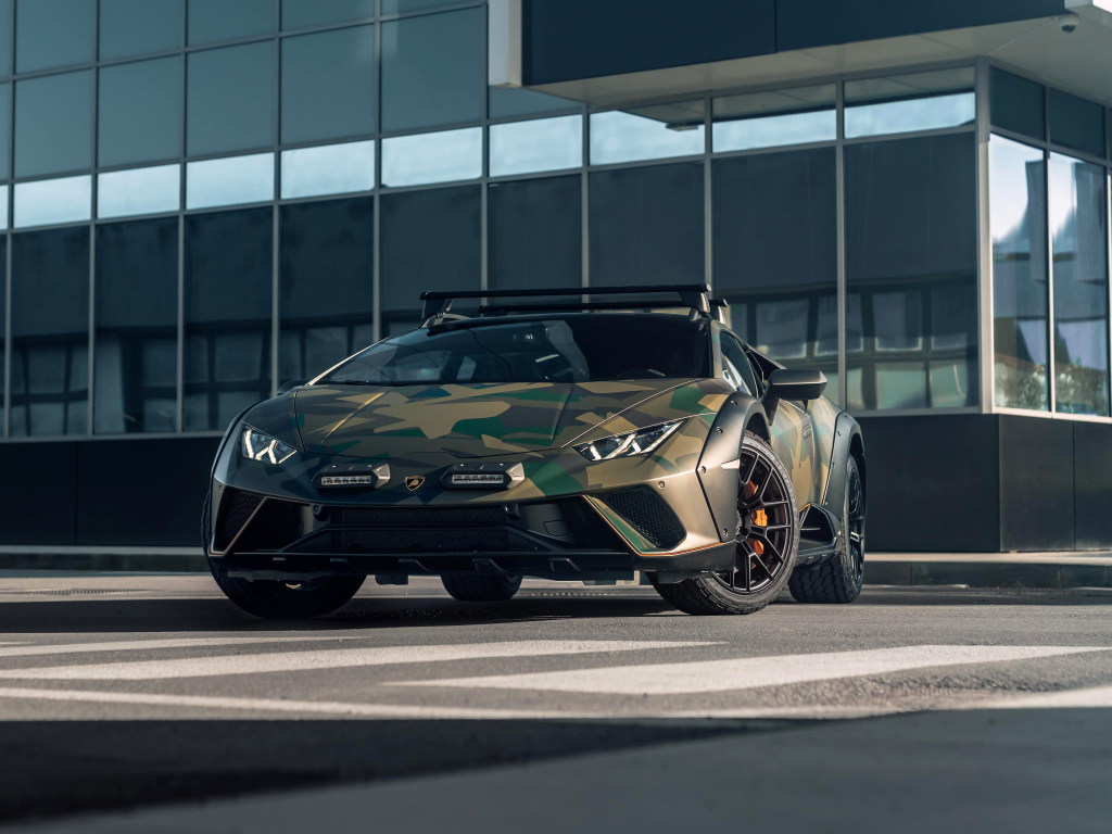 Автомобиль  Lamborghini Huracán Sterrato All-Terrain Ad Personam у здания