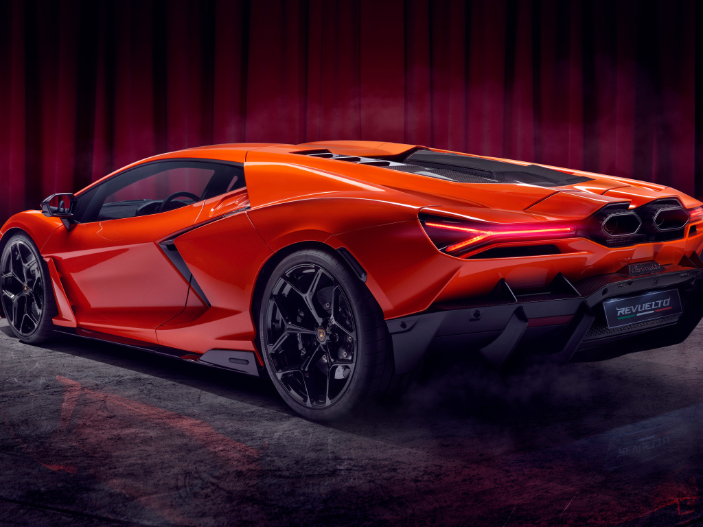 Вид сзади на автомобиль Lamborghini Revuelto