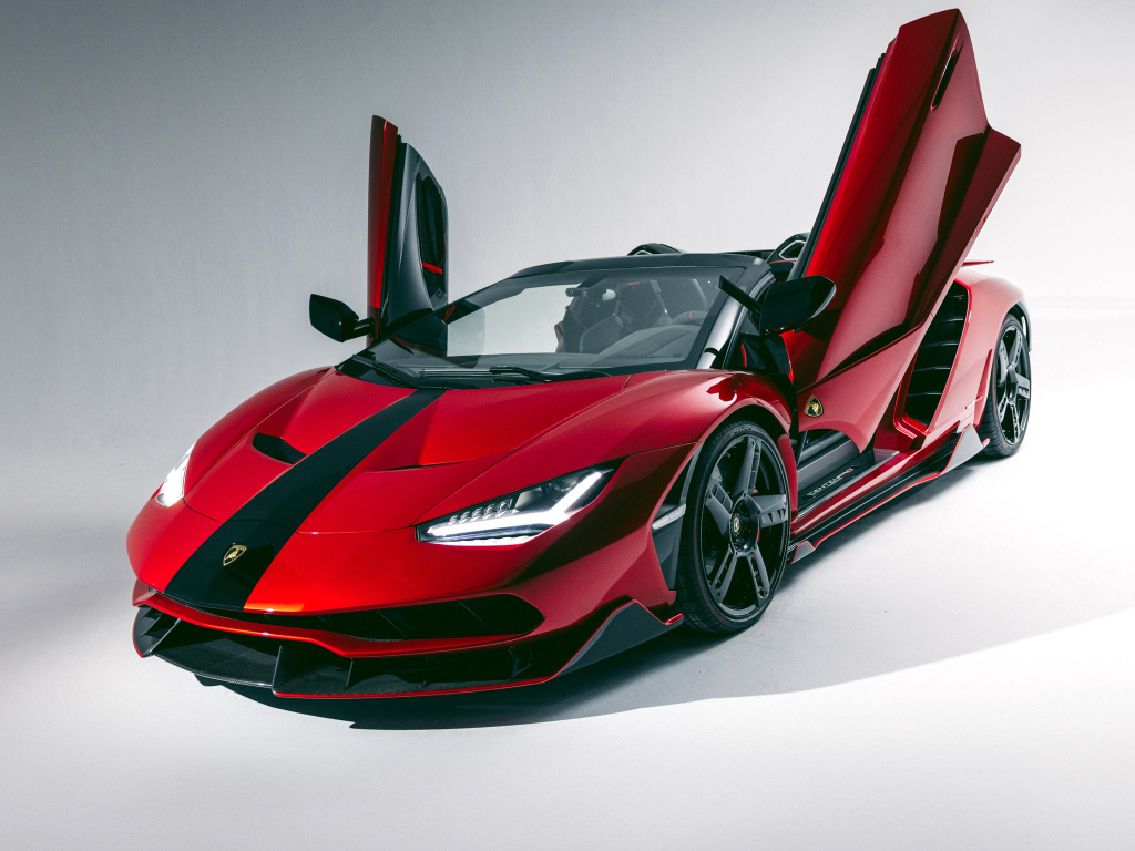 Красный автомобиль Lamborghini Centenario Roadster с открытыми дверями
