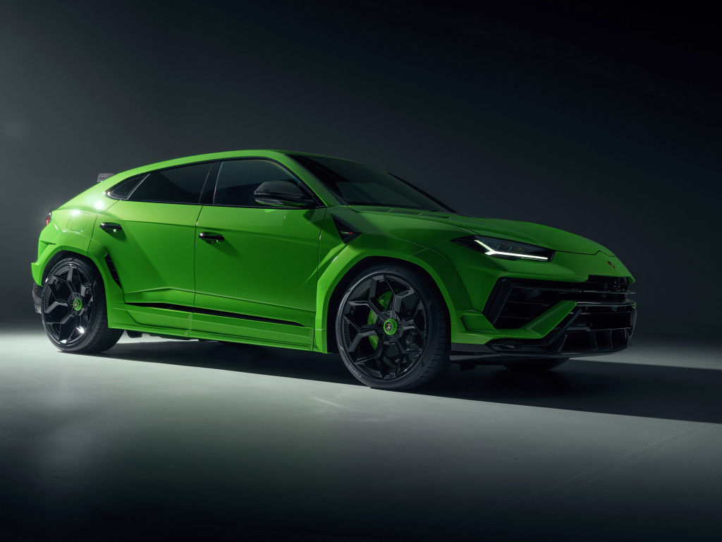 Вид сбоку на автомобиль Lamborghini Urus  на черном фоне