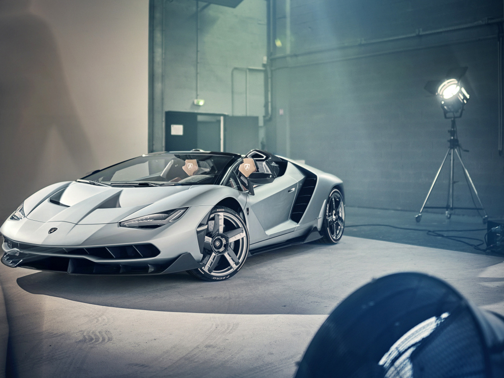 Серебристый автомобиль Lamborghini Centenario Roadster в комнате
