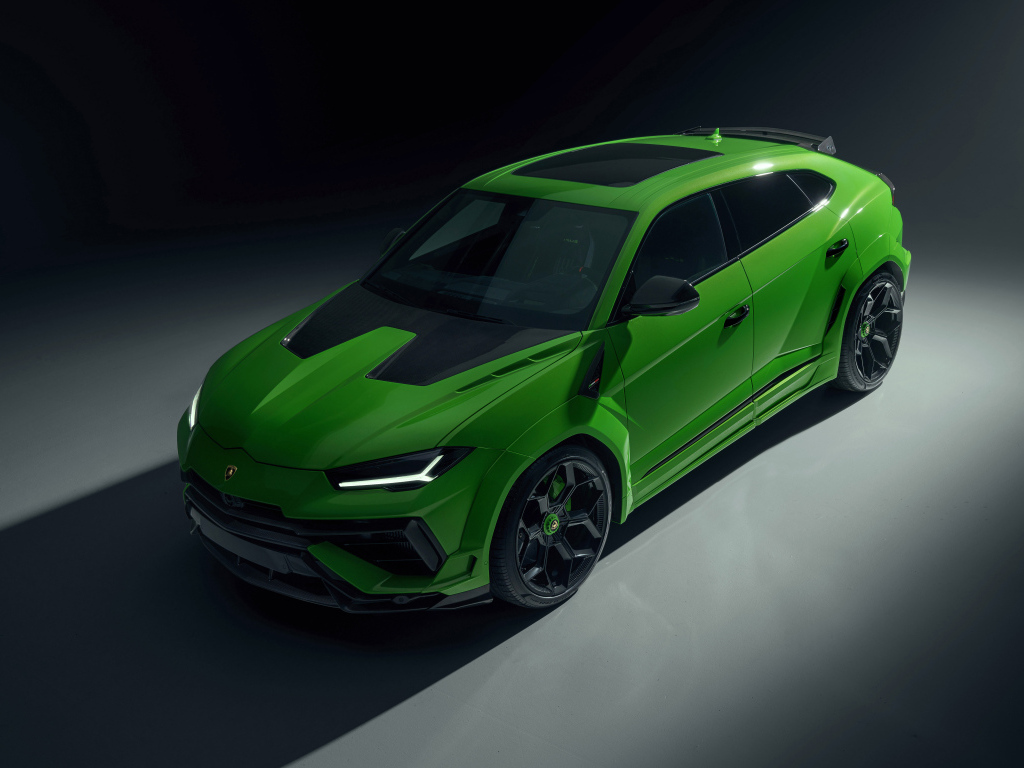 Вид сверху на автомобиль Lamborghini Urus на черном фоне