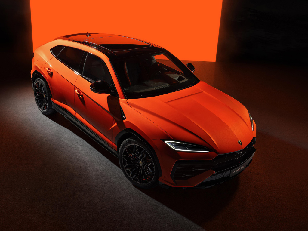 Вид сверху на оранжевый внедорожник Lamborghini Urus SE Plug-In Hybrid