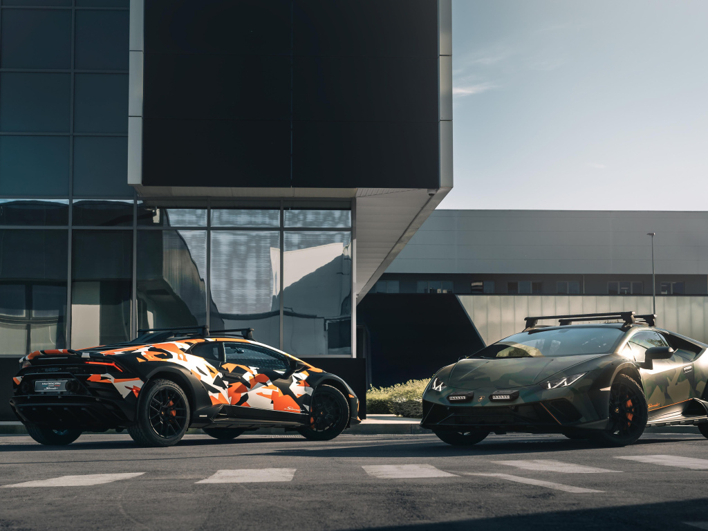 Два автомобиля Lamborghini Huracán Sterrato All-Terrain Ad Personam