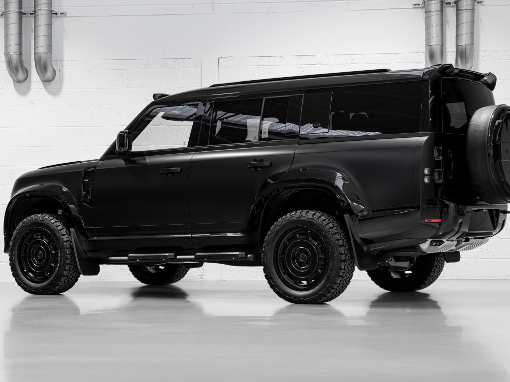 Черный внедорожник Land Rover Defender Widetrack 2024 года