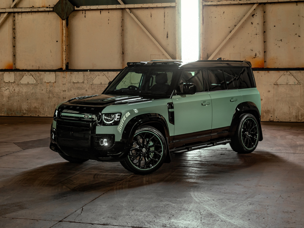 Вид спереди на автомобиль Land Rover Defender Widetrack 2024 года