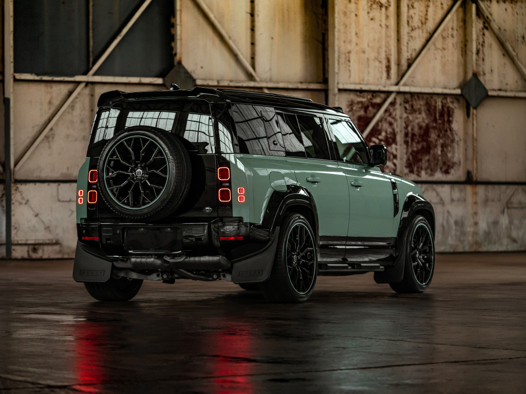 Вид сзади на джип Land Rover Defender 2024 года