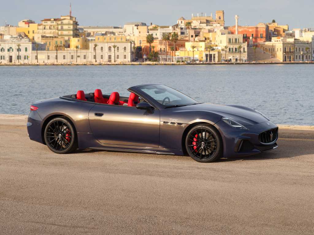 Кабриолет Maserati GranCabrio Trofeo 2024 года у воды