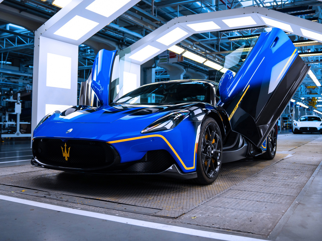 Синий Maserati MC20 Tributo Modenese 2024 года с открытыми дверями