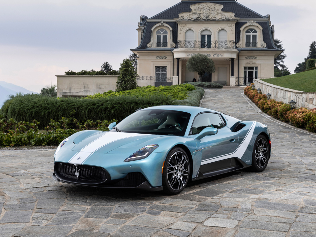 Вид спереди на голубой автомобиль Maserati MC20 Iris 2024 года