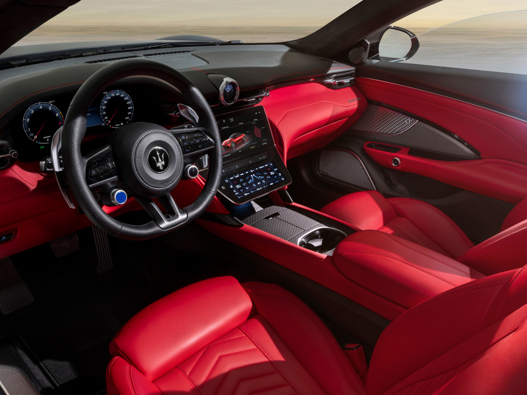 Салон автомобиля Maserati GranCabrio Trofeo 2024 года