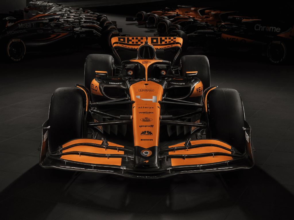 Быстрый гоночный автомобиль McLaren MCL38 2024 года вид спереди