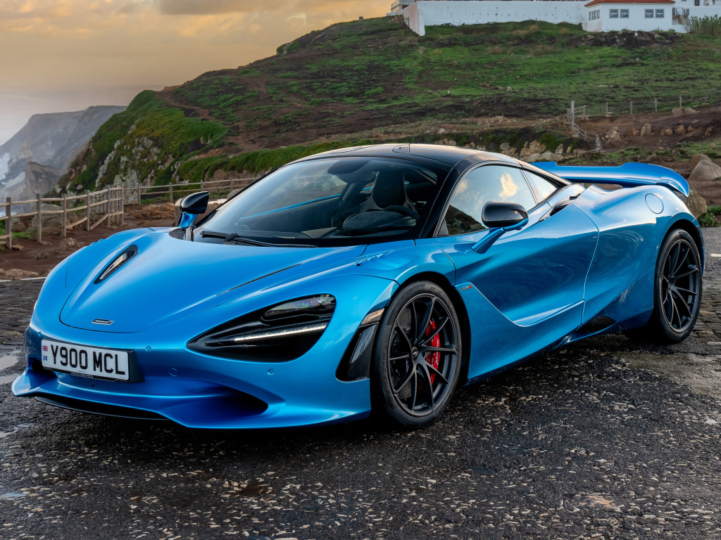Синий быстрый автомобиль McLaren 750S Coupe