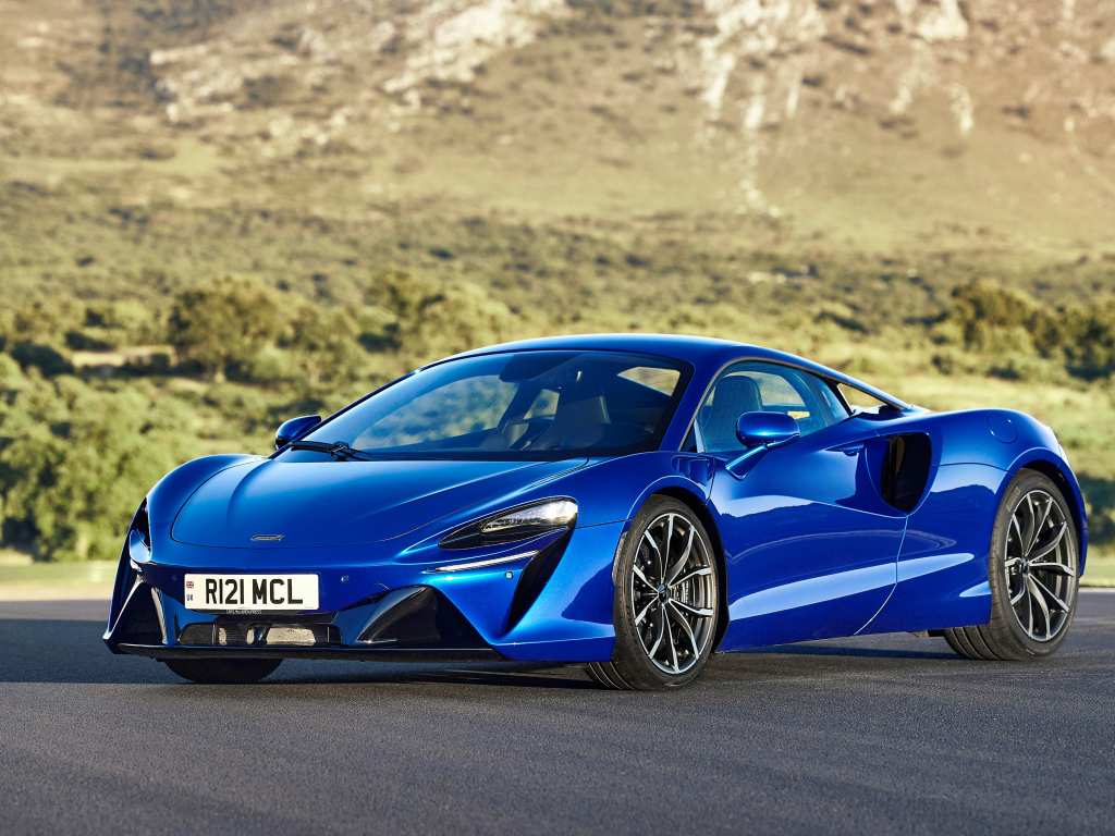 Синий быстрый автомобиль McLaren Artura