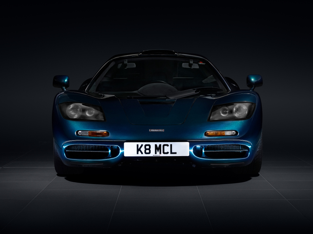 Вид спереди на спортивный автомобиль McLaren F1
