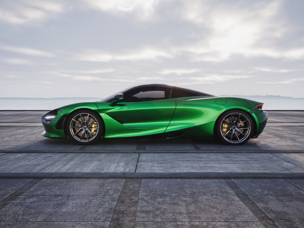 Зеленый автомобиль McLaren 720S CGI на фоне неба