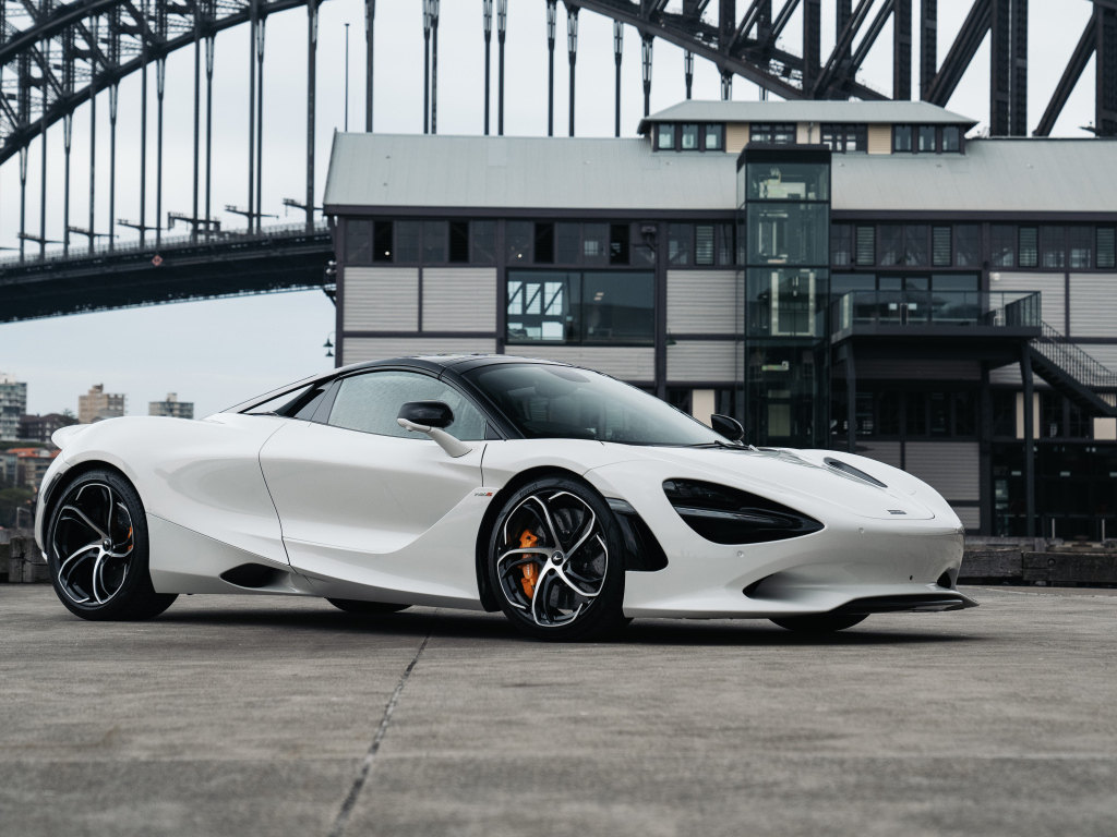 Автомобиль McLaren 750S Spider у здания