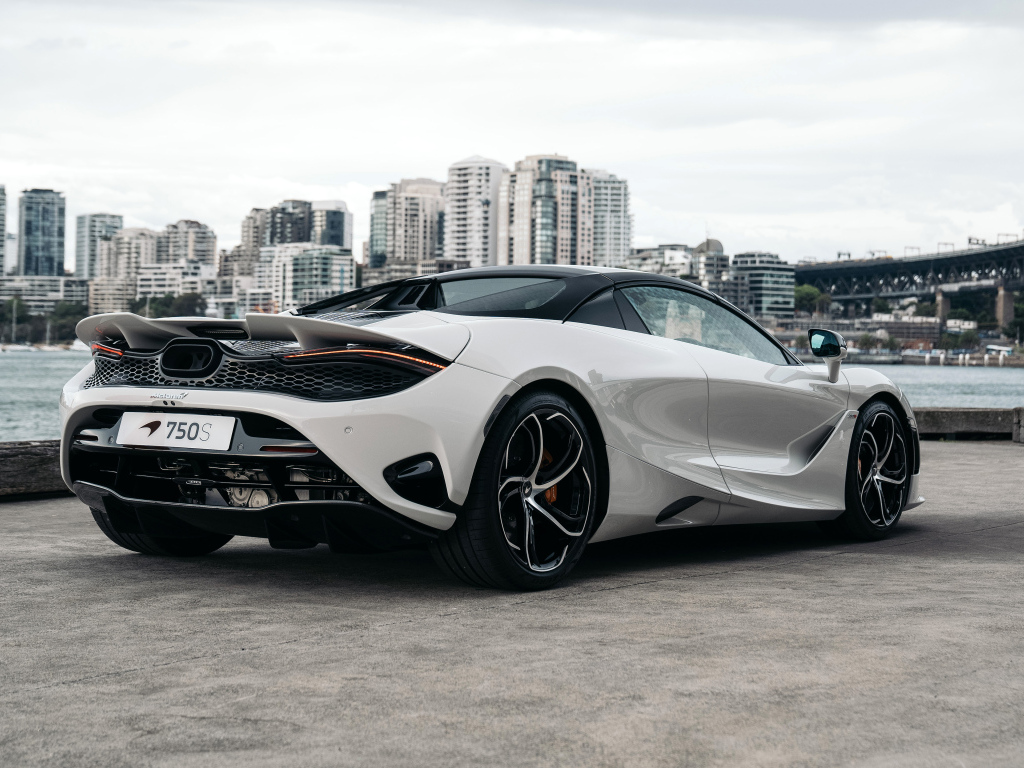 Вид сзади на автомобиль McLaren 750S Spider