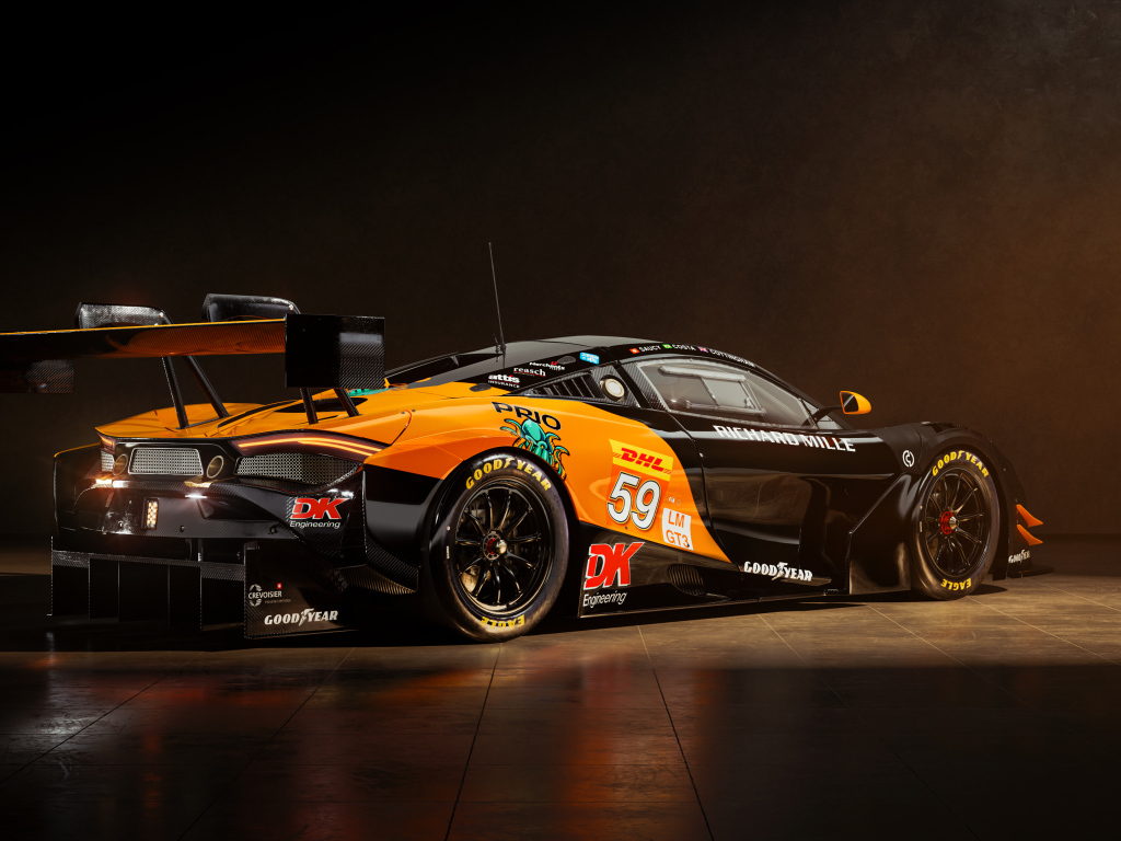 Вид сзади на быстрый автомобиль McLaren 720S GT3 EVO