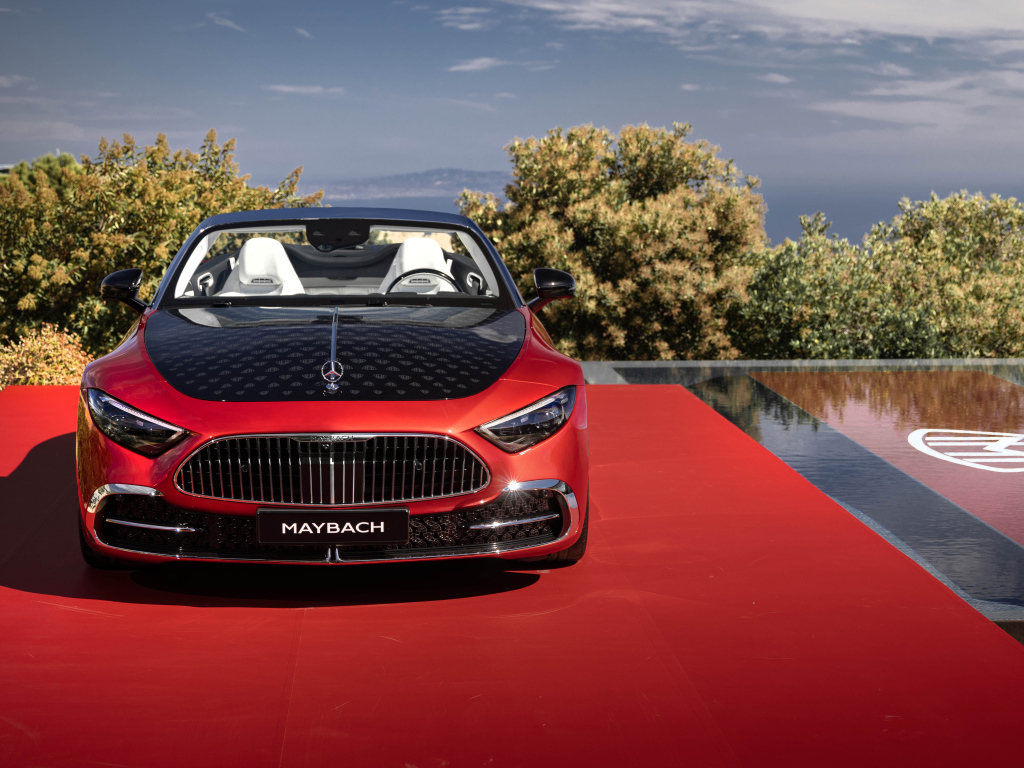 Вид спереди на автомобиль Mercedes-Maybach SL 680 Monogram Series 2024 года