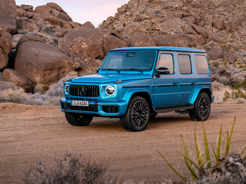 Синий внедорожник  Mercedes-AMG G 63 Manufaktur 2024 года в горах