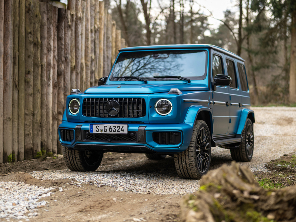 Синий автомобиль Mercedes-AMG G 63 Manufaktur 2024  года
