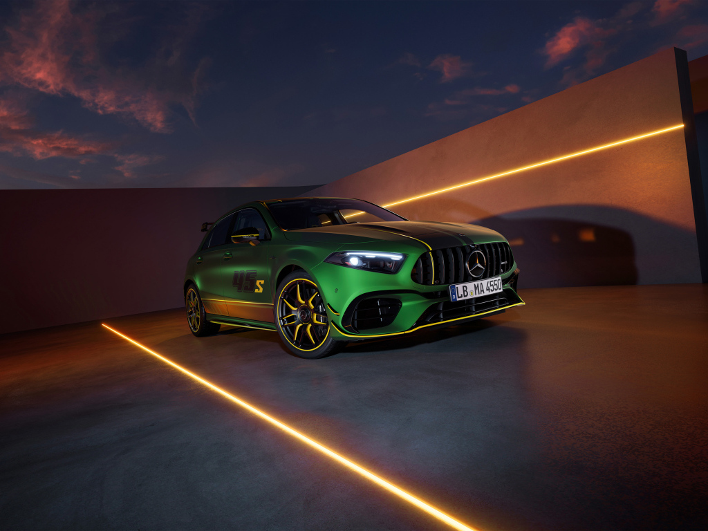 Дорогой автомобиль Mercedes-AMG A 45 S 4MATIC+ Final Edition зеленого цвета