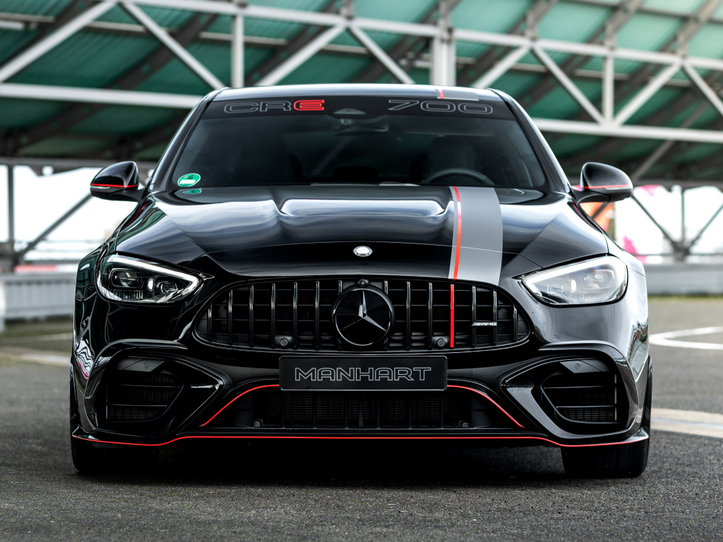 Вид спереди на автомобиль Mercedes-AMG C 63 S E Performance Manhart CRE 700 2024 года