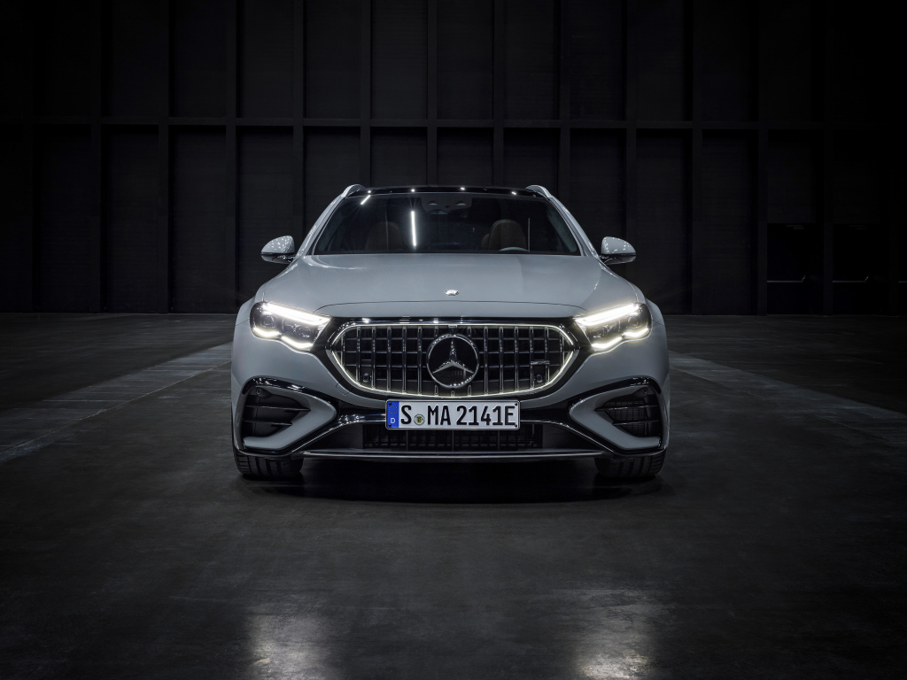 Вид спереди на автомобиль Mercedes-AMG E 53 HYBRID 4MATIC+ Estate 2024 года