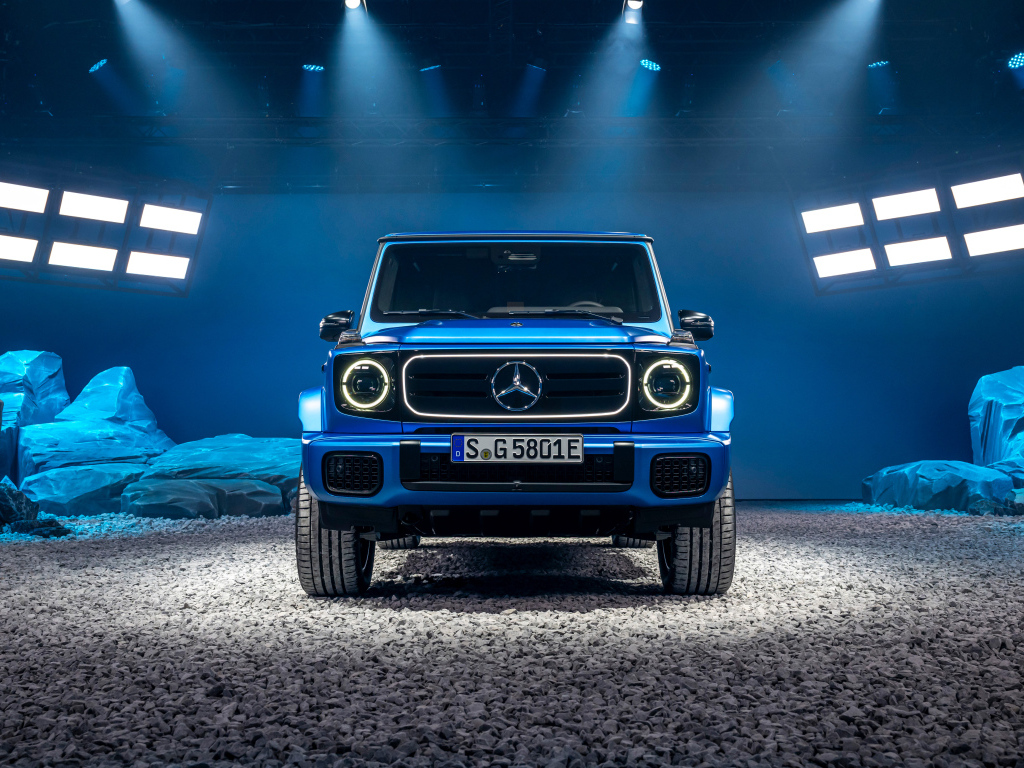 Вид спереди на автомобиль Mercedes-Benz G 580 With EQ Technology Edition One 2024 года
