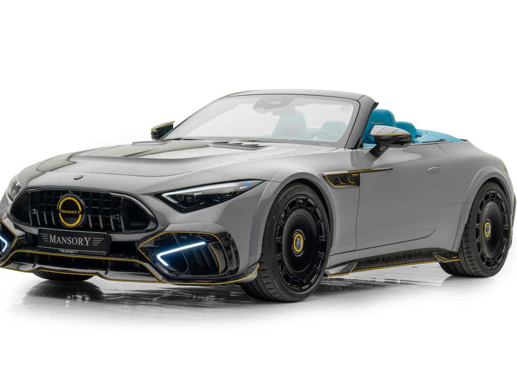 Вид спереди на автомобиль Mansory Mercedes-AMG SL 63 4MATIC+ Widebody на белом фоне