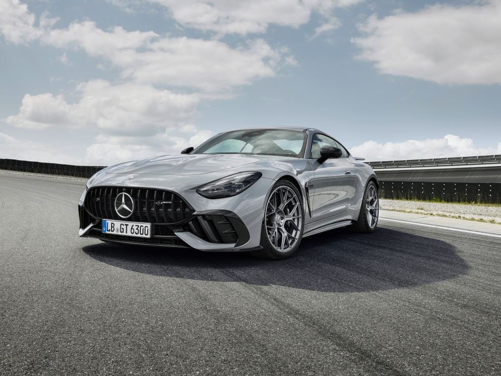 Вид спереди на автомобиль Mercedes-AMG GT 63 PRO 4MATIC+ на трассе