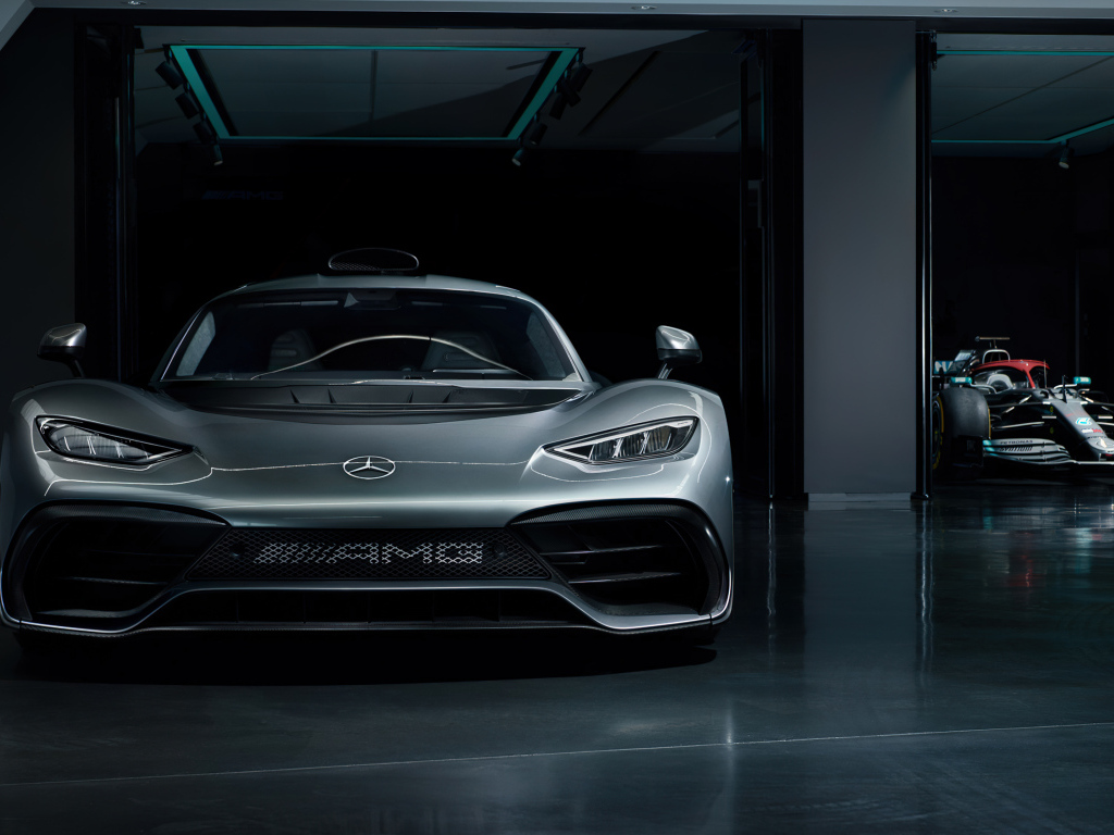 Вид спереди на автомобиль Mercedes-AMG ONE