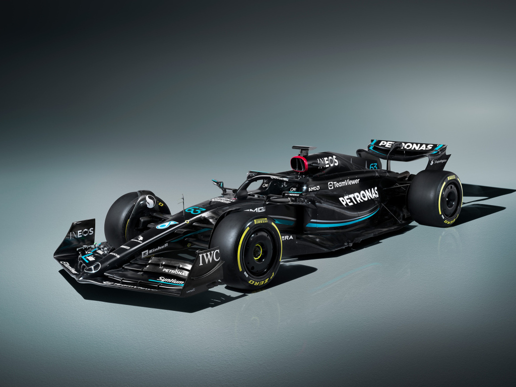Гоночный автомобиль Mercedes-AMG F1 W14 E Performance  на сером фоне