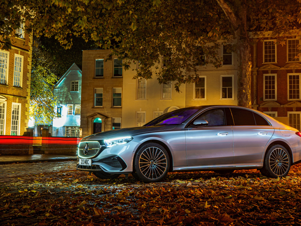 Автомобиль Mercedes-Benz E 300 E AMG Line в городе