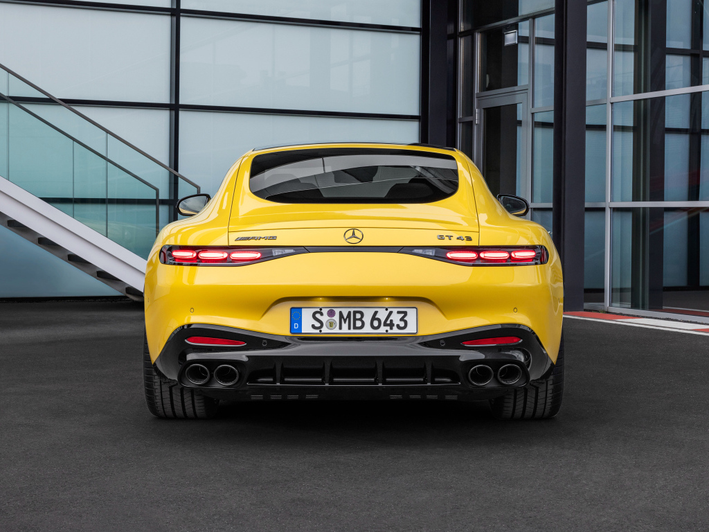 Вид сзади на автомобиль Mercedes-AMG GT 43 Coupe 2024 года