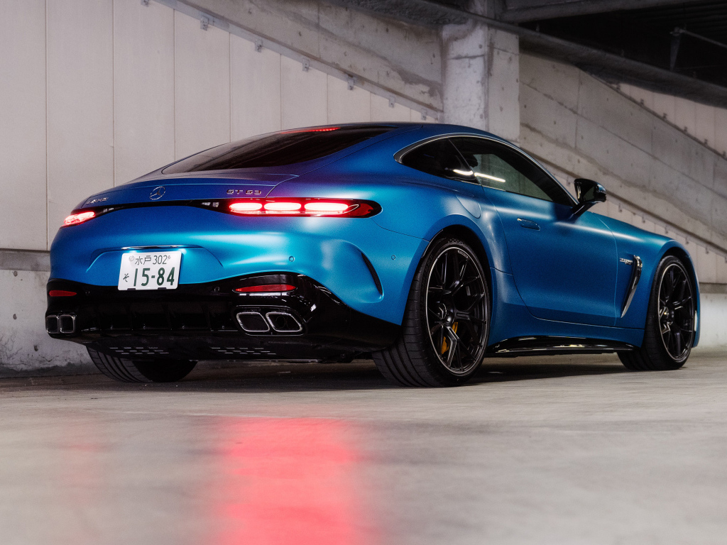 Вид сзади на синий автомобиль Mercedes-AMG GT 63 4MATIC+