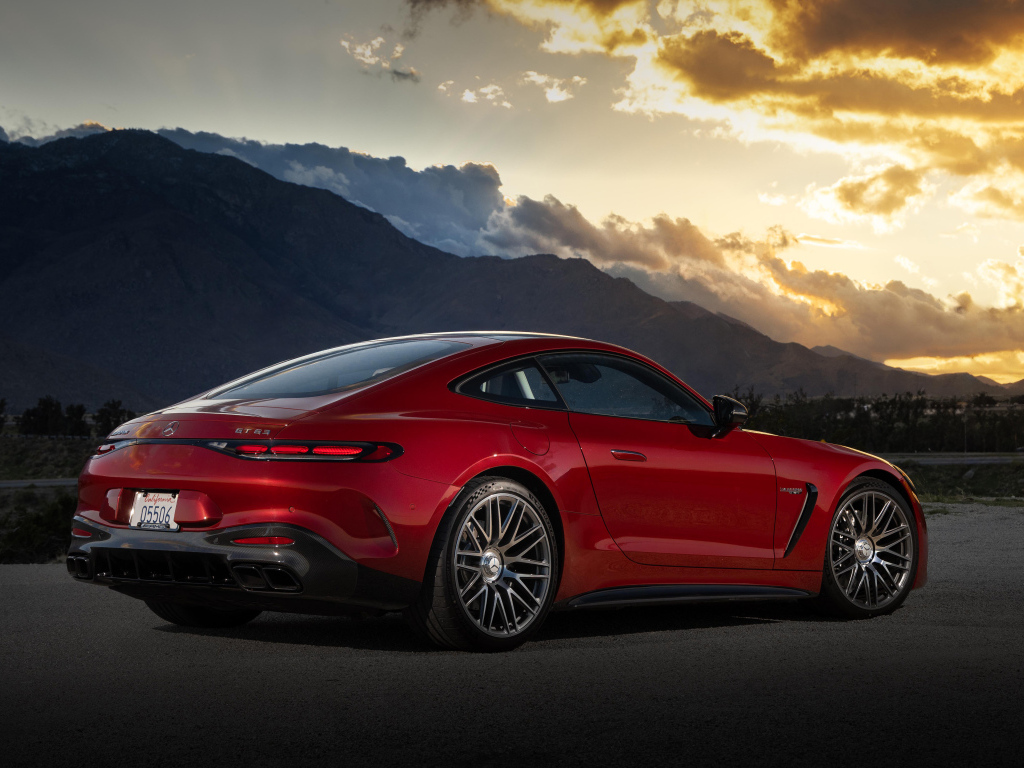 Вид сзади на красный автомобиль Mercedes-AMG GT 63 4MATIC+ 2024 года на закате