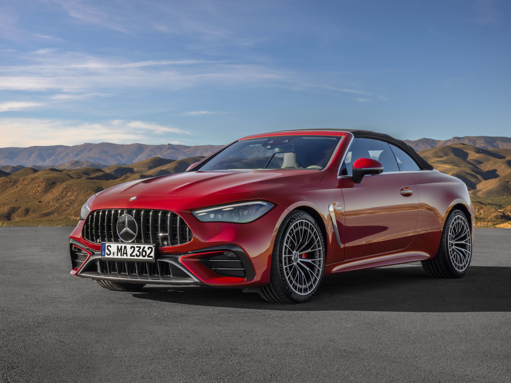 Красный автомобиль Mercedes-AMG CLE 53 4MATIC+ Cabriolet 2024 года