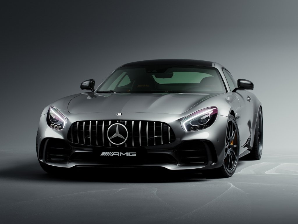 Серебристый автомобиль Mercedes-AMG GT R