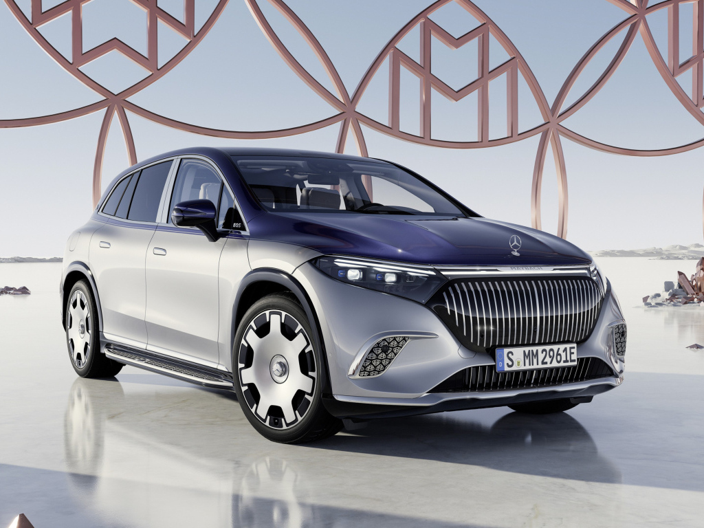 Серебристый автомобиль Mercedes Maybach EQS 680