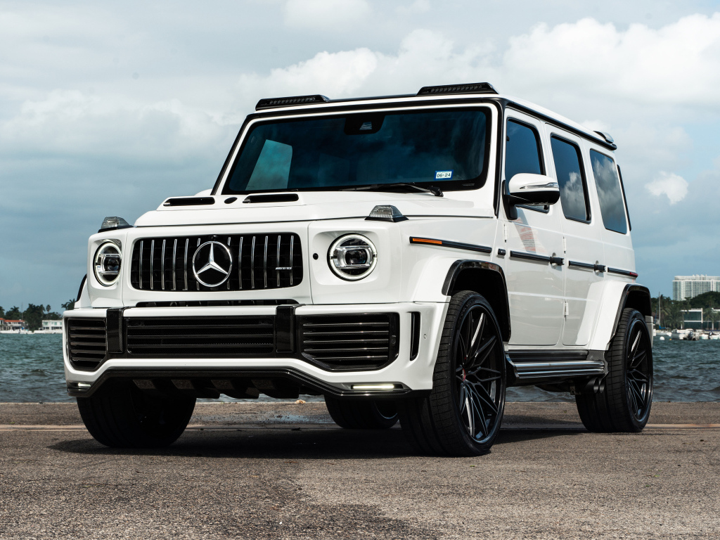 Белый автомобиль Urban Automotive Mercedes-AMG G 63 2024 года