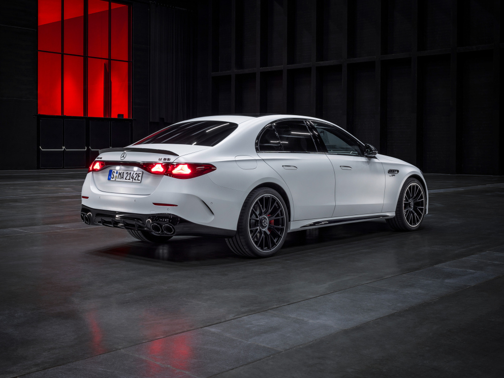 Белый автомобиль Mercedes-AMG E 53 HYBRID 4MATIC+ 2024  года вид сзади