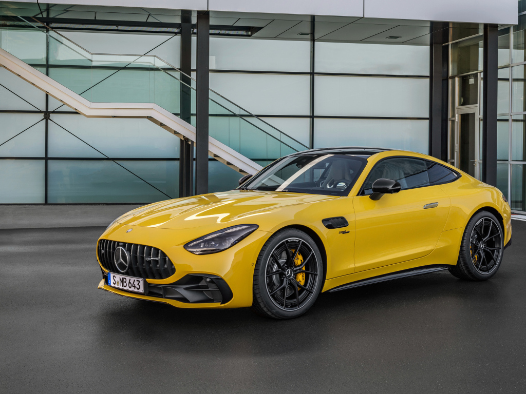 Желтый автомобиль Mercedes-AMG GT 43 Coupe 2024 года