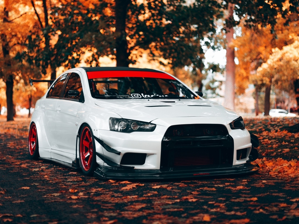 Белый автомобиль Mitsubishi Lancer Evolution X