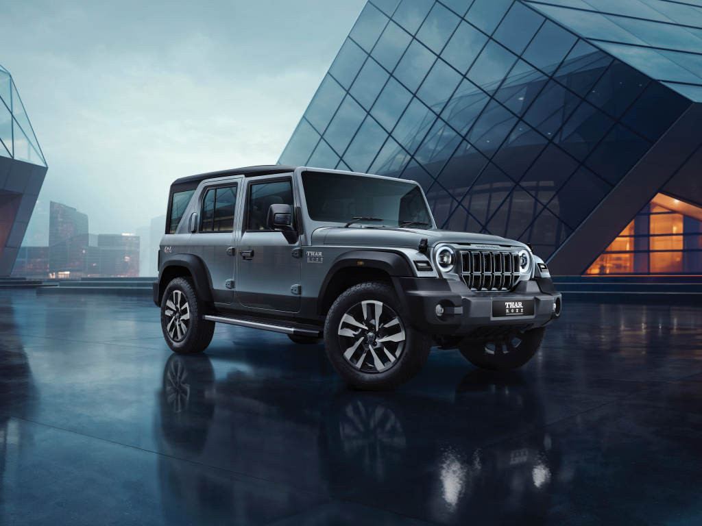 Джип Mahindra Thar Roxx 2024 года у здания
